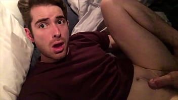 Odtwórz Michael ostry wypróbowuje swoje pierwsze szklane dildo