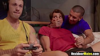 play Caras gostosos transam ao lado de um amigo gamer