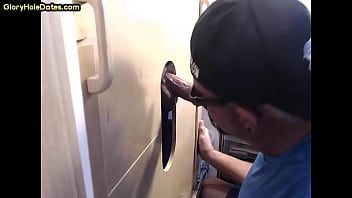 Riproduci Gay amatoriale fa schifo attraverso il gloryhole e ottiene lo sperma in bocca