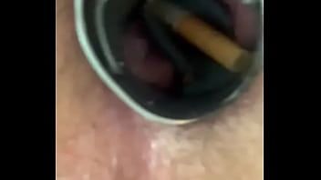 play Degradando il mio buco con speculum e sigarette