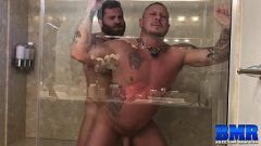 Jouer Riley Mitchel et Tyler Griz : baise brutale sous la douche avec de grosses bites et des éjaculations chaudes