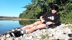 Riproduci Steamy Beach Wank di Jon Arteen: il ragazzo carino gli viene sulla coscia