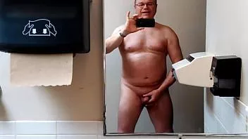 再生 公衆トイレでストリッピングとジャッキオフ
