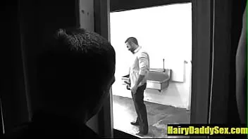 تشغيل Daddy jacking off with 2 horny cops- hairydaddysex.com. بابا يبتعد مع 2 من رجال الشرطة