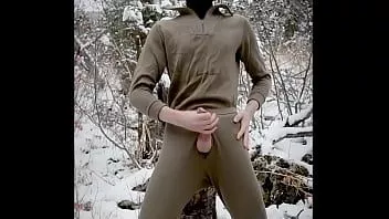 play Un vânător excitat (cu regele păun în rol principal) își mângâie cocoșul atârnat în munții stâncoși de iarnă. un cocoș rece ca gheața devine fierbinte în mijlocul iernii!