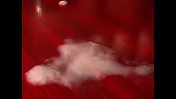 चलाएँ एक काटा हुआ बूढ़ा आदमी एमी की बात सुनते हुए एक बड़ा भार उठाता है।