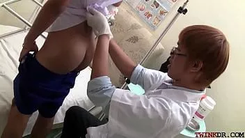 Afspelen Magere Aziatische onderzocht en gefokt door dokter voor klaarkomen