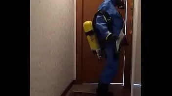 play Fato anti-perigo de mestre de trabalho Dräger com punheta scba