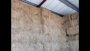 Afspelen Haybale trok zich af en kwam naakt klaar op 18 juli 2021