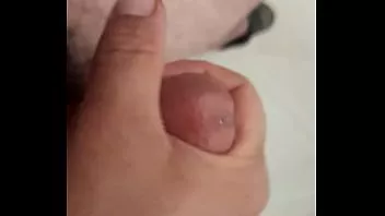 Redare Masturbare suculentă cu penis mare. ejaculare finală. poți te rog să-l sugi?