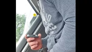 Odtwórz Mięśniak masturbuje się w samochodzie, wokół którego ludzie się oglądają
