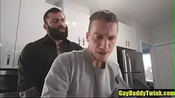 Jouer Markus bareback son garçon dans la cuisine- gaydaddytwink.com