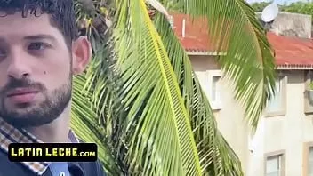 تشغيل يرى الصبي اللطيف النحيل هذا مفتول العضلات اللاتيني الساخن عارياً ويتم دعوته لأخذ قضيبه في عمق مؤخرته