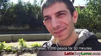 Reproduzir Garanhão latino amador me deixa penetrar seu cu virgem sem camisinha