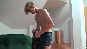 Reproduzir Ele está voltando para casa quando percebe um cara bonito sem fazer nada que parece precisar de um dinheiro extra - bigstr