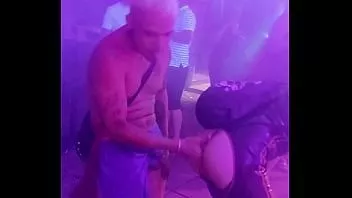 Reproduzir Leo bulgari fodendo com um cara desconhecido no meio da pista de dança!!!!