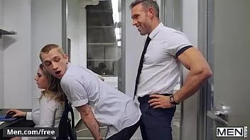 play Theo brady quer ficar sozinho com alex mecum e derrama café no peito de seu colega de trabalho para sair da sala - homens