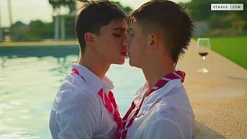 Reproduzir Staxus international college temporada 2: a cena da piscina