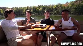 play Tati vitregi in patru se dracu pe fiii vitregi gay intr-o excursie cu barca