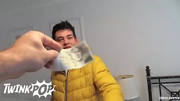 play Sta andando a comprare le sigarette quando incontra questo ragazzo che è disposto a dargli un amore in più - twink pop