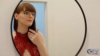 play Groobygirls: where to stick my dildo?