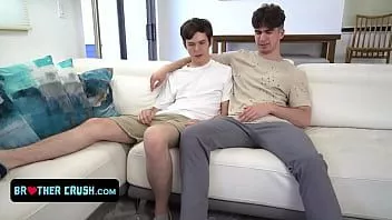 play Twink curios, Dakota Lovell, își umple fundul strâmt cu smântână de către fratele vitreg înfipt
