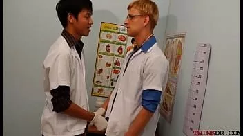 play Baieți în uniformă care cresc pacienti asiatici în trei pentru esperma