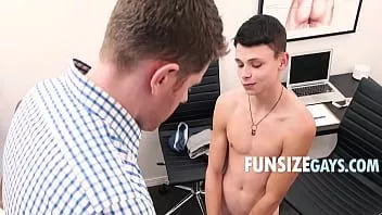 تشغيل مساعدة صبي صغير الحجم في طفرة نموه