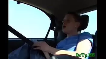 Redare Twink homosexual învață să se înghită într-o mașină