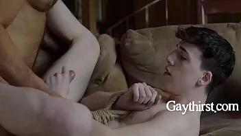 Reproduzir Twink conhece um estranho gostoso durante seu treinamento