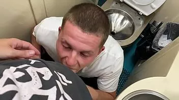 تشغيل أعطى شقيقه اللسان في مرحاض القطار