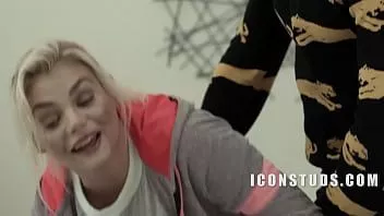 تشغيل ممزق stepdad لديه تحركات زوجة ليست على علم بها