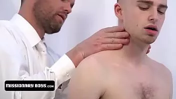 Redare Președintele Jesse Zeppelin se întâlnește cu doi băieți în vârstă în camera de ritual pentru a-și testa loialitatea față de ordin