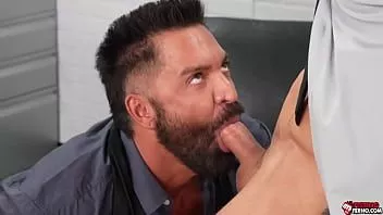 Reproduzir Dominic pacifico e gira dentro da bunda destroçada de Archer Croft até o fundo cuspir