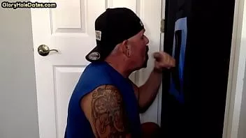 Riproduci Amatoriale gay deepthroats e succhia bbc attraverso gloryhole