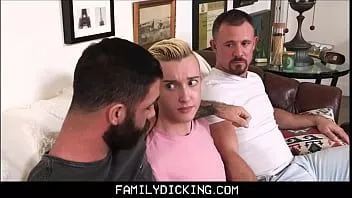 Riproduci Twink ragazzo figliastro trio con patrigno e vicino
