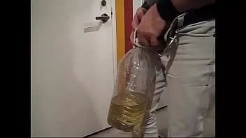 Afspelen Pis 4 liter fles en speel in bed 2015