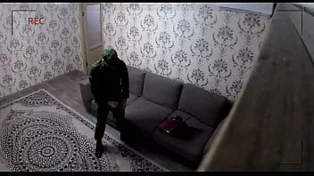 play Câmera escondida real em um hotel! soldado russo se masturba e goza no copo do vizinho! espiando!
