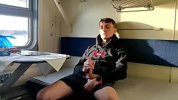 Jouer Sweat à capuche 'et' short - se branler dans une cabine de train tout seul
