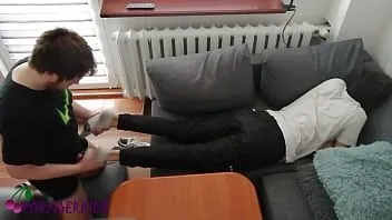 play Young guy pays out his bills with his feet