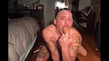 play Nuttiger junge fickt hals mit riesigem dildo