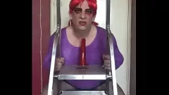 play Travesti bisexuală cere penisul unui bărbat adevărat: gât adânc, acțiune din fund la gură
