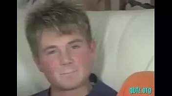 Riproduci Twink omosessuale lo prende nel gazoo
