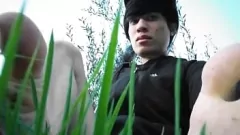 Reproduzir Fetiche por pés ardentes de Jon Arteen: Barefoot Twink mostra solas em shorts