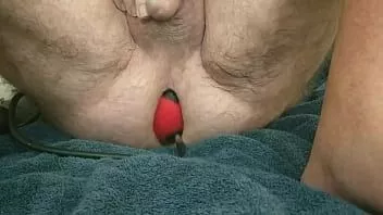 Abspielen 11 cm breiter Blow Up Ball aus meinem Arsch geschossen aus nächster Nähe in Zeitlupe.