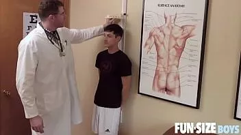 Abspielen Funsizeboys - Aufgehängter Arzt fickt kleinen Patienten ohne Sattel
