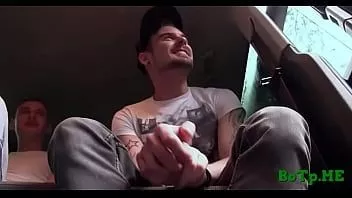play Garanhões homossexuais sedentos de porra gostam de sexo no carro