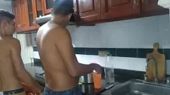 play De kont van mijn beste vriendin vingeren terwijl ik in de keuken rondhang