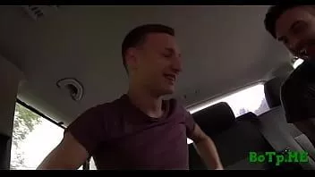 play Caras têm um prazer sexo violento em um carro