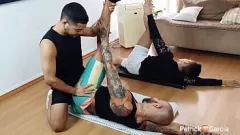 play Braziliaanse yogaprofessor kan de verleiding niet weerstaan: orgie met geile studenten